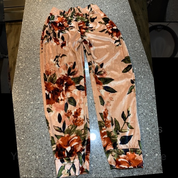 Cute Booty pants - Picture 1 of 4